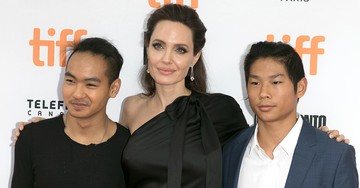 Актриса с сыновьями Паксом (справа) и Мэддоксом (слева), 2017 год.